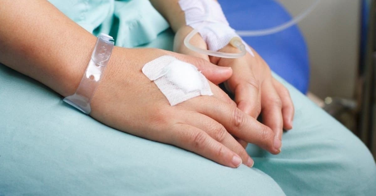 Truyền nước bị phù tay phải làm sao? Hướng dẫn xử lý an toàn, chuẩn y khoa