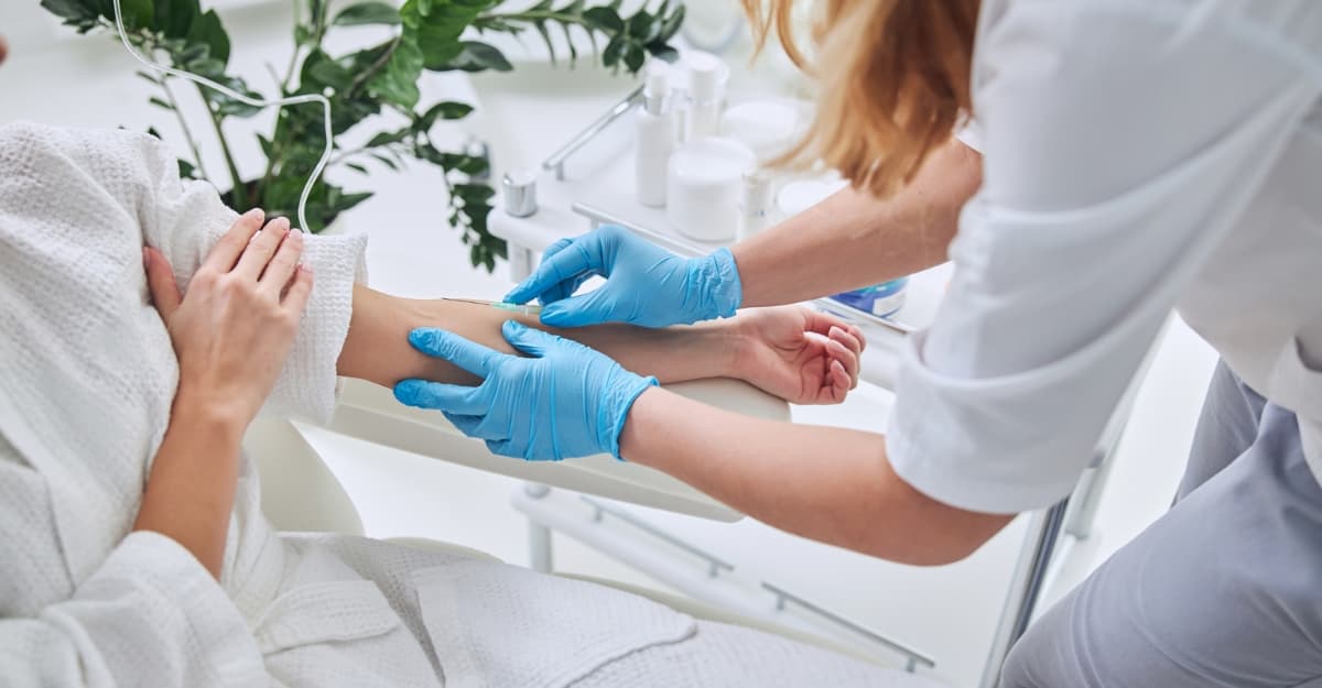 Người mệt mỏi có nên truyền nước không? Rủi ro và hướng chăm sóc y khoa an toàn