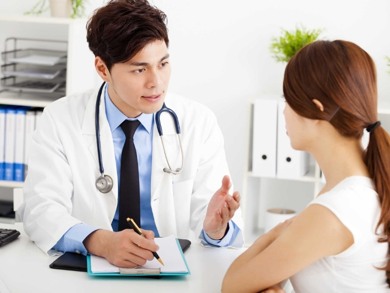 Bác sĩ tư vấn tầm soát bệnh lây truyền qua đường tình dục cho cặp đôi