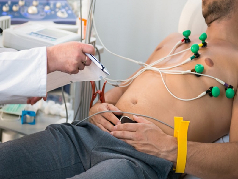 Điện tâm đồ (ECG) giúp phát hiện rối loạn nhịp tim và các bất thường tim mạch