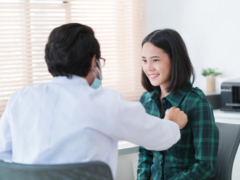 Khám lâm sàng và khai thác bệnh sử giúp bác sĩ đánh giá tổng quan sức khỏe