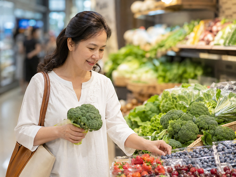 Lựa chọn các loại rau xanh tươi và tốt cho sức khoẻ.