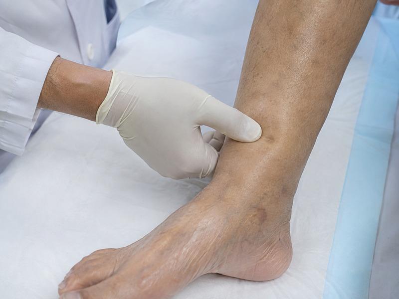 Bác sĩ thực hiện nghiệm pháp phù ấn lõm cho người bệnh