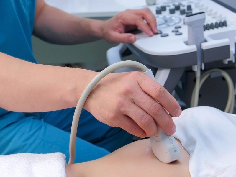 Bác sĩ di chuyển đầu dò siêu âm để quan sát và ghi nhận hình ảnh chi tiết của cơ quan cần kiểm tra