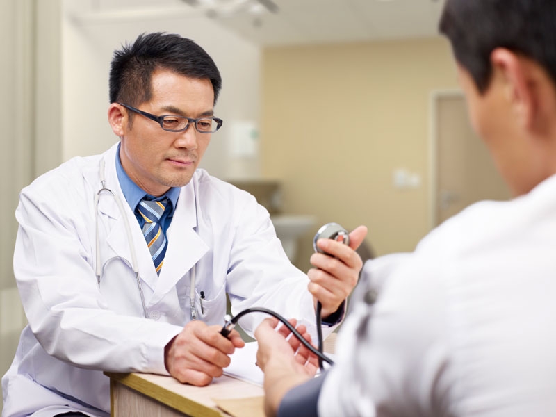 Khám lâm sàng tổng quát giúp bác sĩ đánh giá ban đầu tình trạng sức khỏe