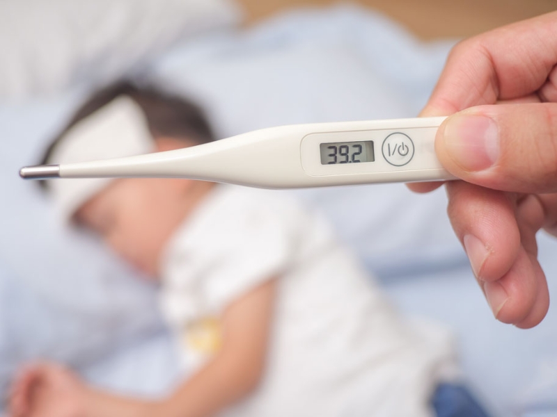 Chỉ truyền dịch khi sốt kéo dài gây mất nước