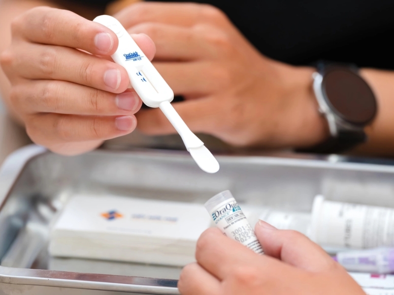 OraQuick In-Home HIV Test sử dụng dịch miệng, dễ thực hiện và cho kết quả nhanh