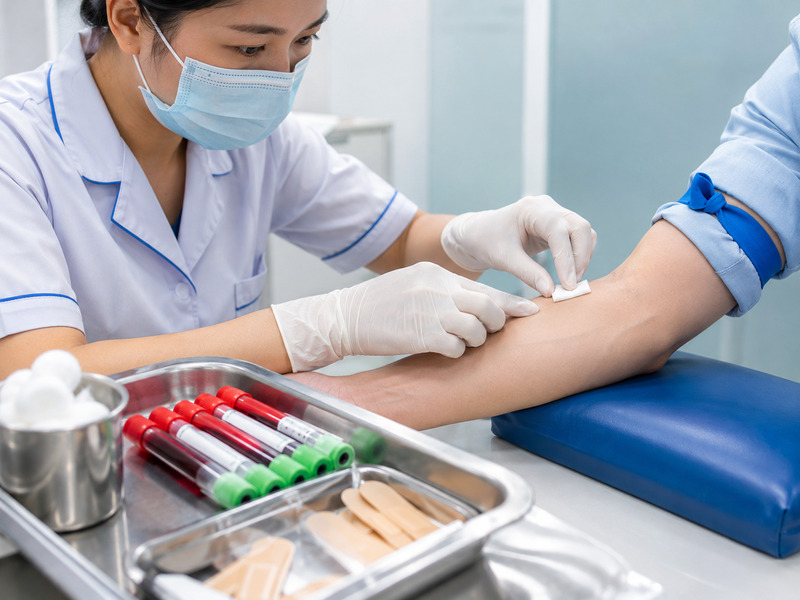 Nhân viên y tế lấy mẫu máu xét nghiệm cho người bệnh