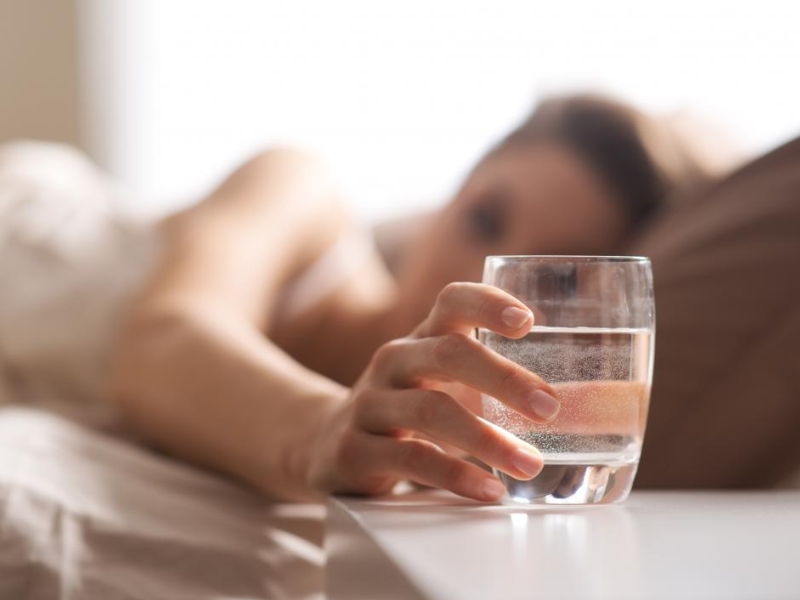 Sốt gây mất nước nhanh, cần bù nước và điện giải kịp thời
