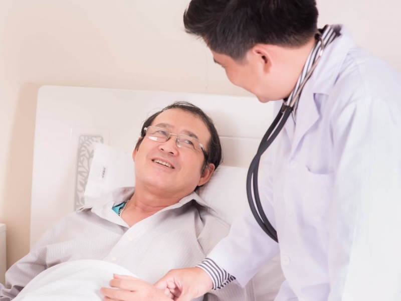 Theo dõi tình trạng bệnh nhân thường xuyên khi tiến hành truyền nước