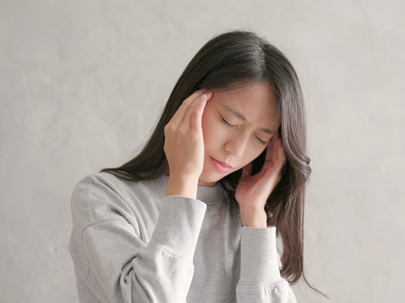 Đau đầu dữ dội, lú lẫn hoặc co giật là dấu hiệu nguy hiểm, không nên tự truyền dịch