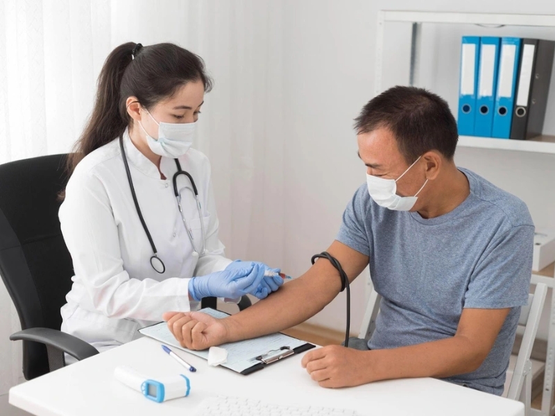 Người trên 40 tuổi nên khám sức khỏe định kỳ mỗi năm để phát hiện sớm bệnh mạn tính