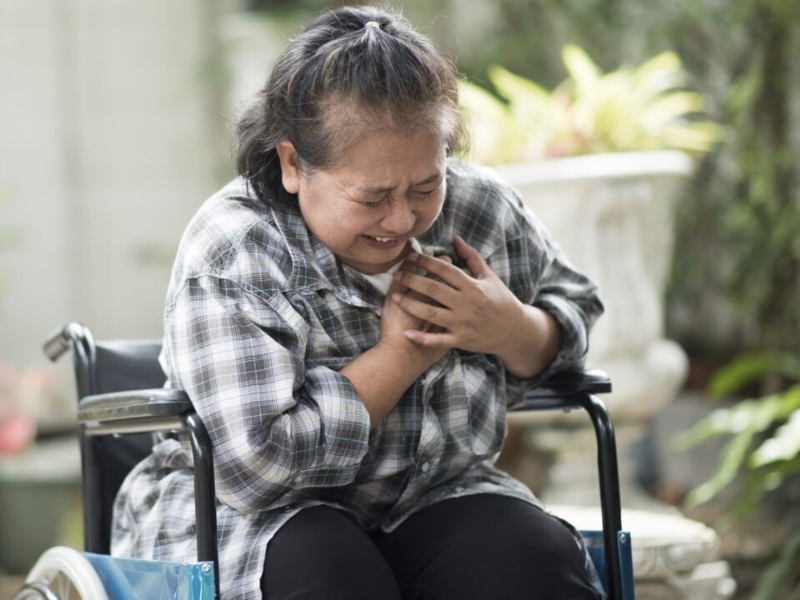 Bệnh mạch vành làm giảm lượng máu nuôi tim, có thể gây đau thắt ngực và tăng nguy cơ nhồi máu cơ tim