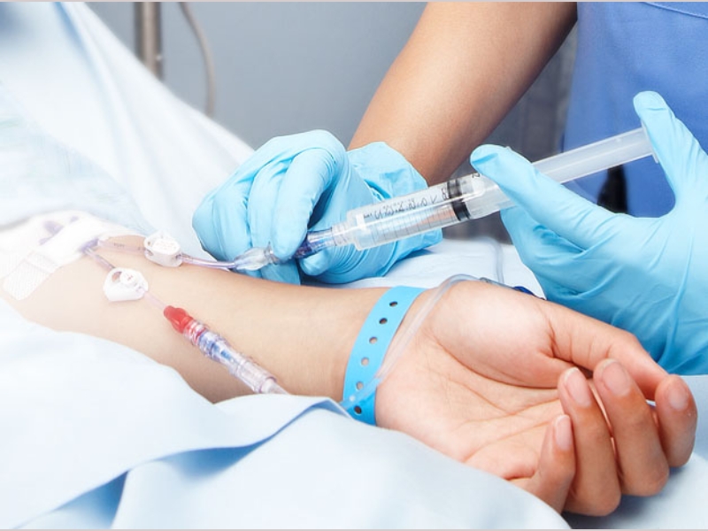Truyền nước biển là cách đưa dung dịch muối và điện giải trực tiếp vào tĩnh mạch